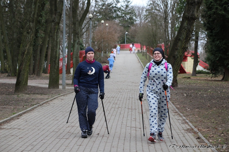 35/35 W piżamach biegali po parku