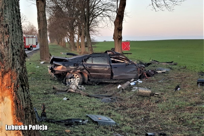 3/5 Roztrzaskane BMW na DK 22