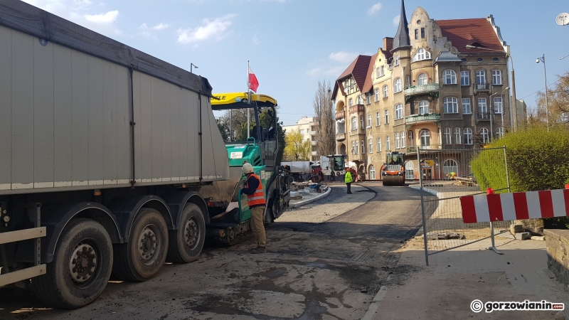 3/16 Prace przy wylewaniu asfaltu na Sikorskiego