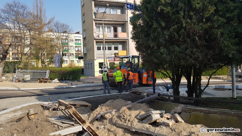 6/16 Prace przy wylewaniu asfaltu na Sikorskiego