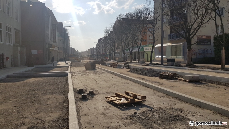 8/16 Prace przy wylewaniu asfaltu na Sikorskiego