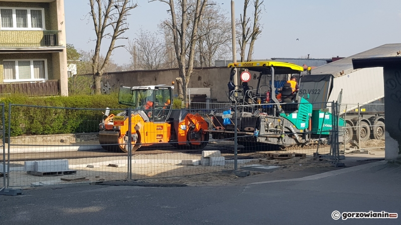14/16 Prace przy wylewaniu asfaltu na Sikorskiego