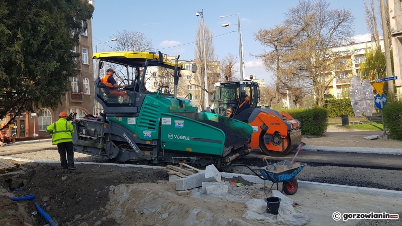 16/16 Prace przy wylewaniu asfaltu na Sikorskiego