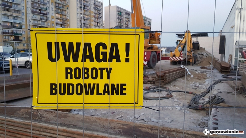 3/8  Budowa stacji paliw przy Fredry