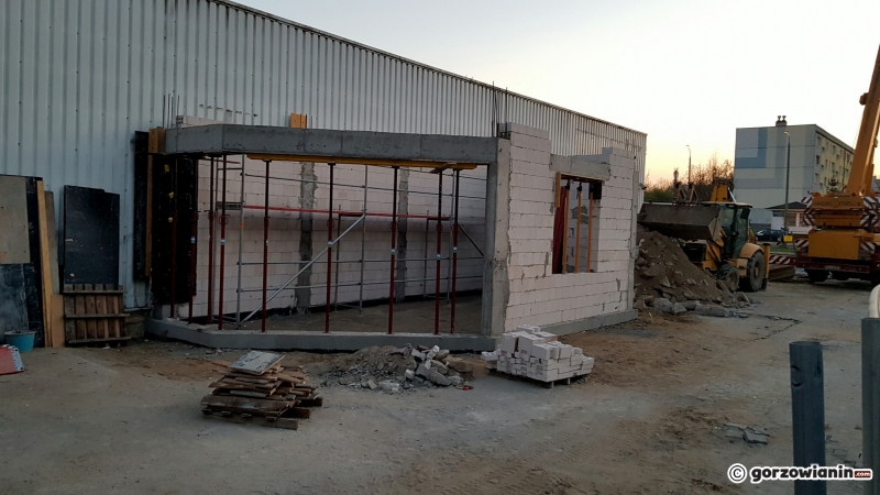 8/8  Budowa stacji paliw przy Fredry