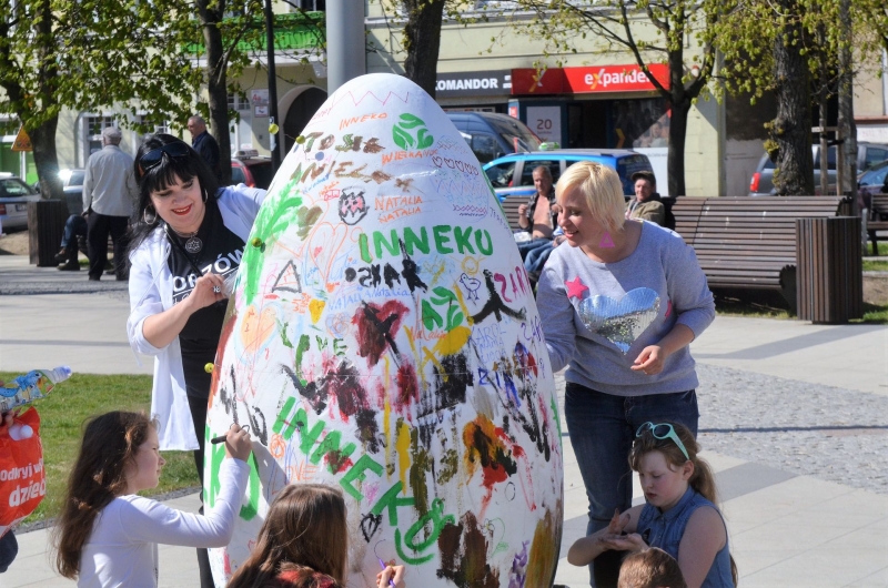 6/14 Gorzowianie ozdobili pisanki na Kwadracie