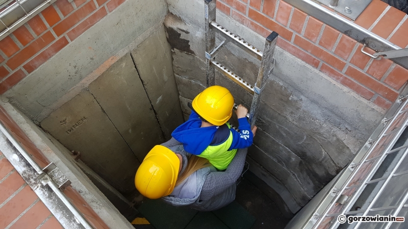 18/18 Otwarcie szczeliny przeciwlotniczej na Kwadracie