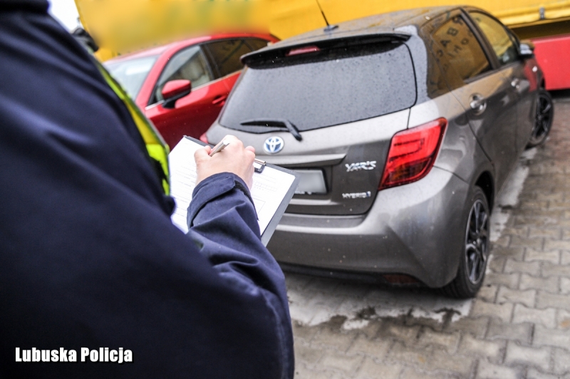 1/7 Policjanci odzyskali luksusowe auta