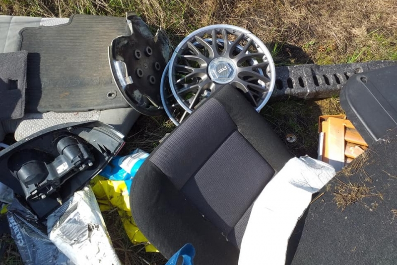 4/16 Dzikie wysypisko śmieci na łące