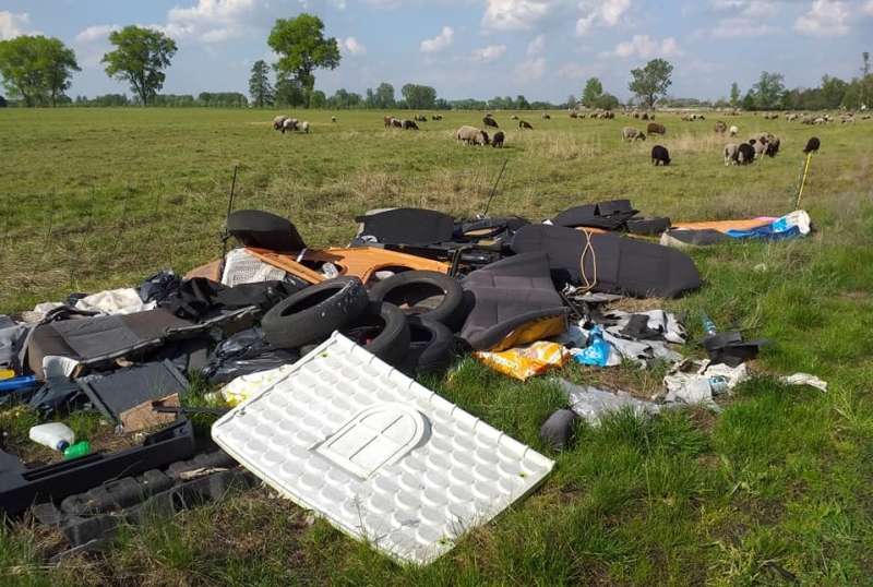 5/16 Dzikie wysypisko śmieci na łące