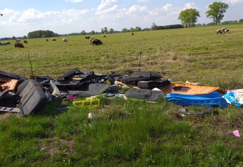 6/16 Dzikie wysypisko śmieci na łące