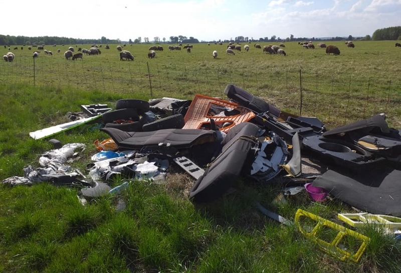 7/16 Dzikie wysypisko śmieci na łące