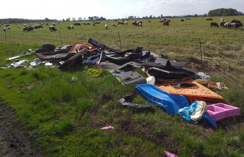 8/16 Dzikie wysypisko śmieci na łące