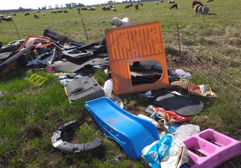 9/16 Dzikie wysypisko śmieci na łące