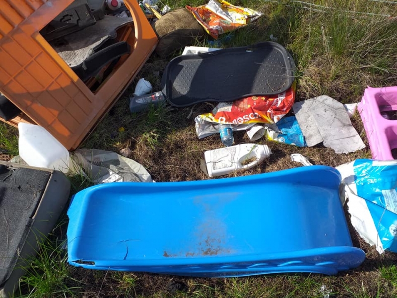 12/16 Dzikie wysypisko śmieci na łące