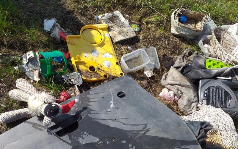 13/16 Dzikie wysypisko śmieci na łące
