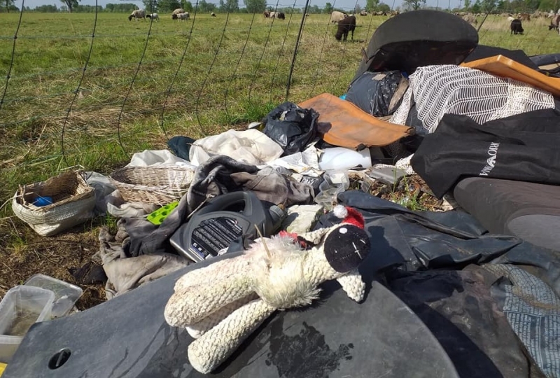 14/16 Dzikie wysypisko śmieci na łące