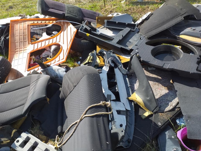 16/16 Dzikie wysypisko śmieci na łące