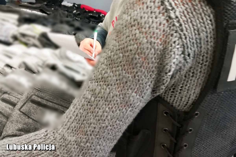 5/8 Sprzedawał podróbki na giełdzie