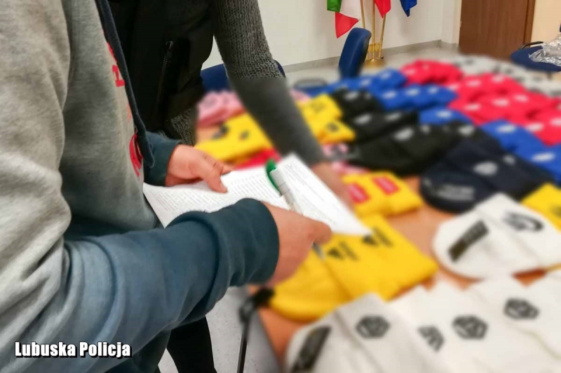 6/8 Sprzedawał podróbki na giełdzie