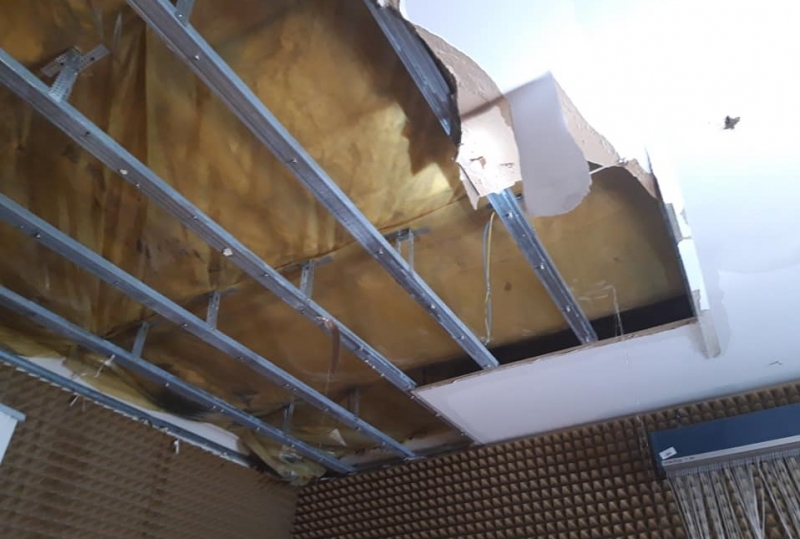 5/7 Zalane sale i korytarze w ośrodku edukacyjnym