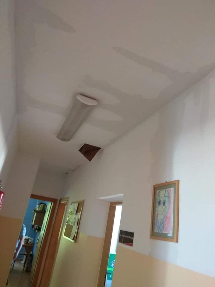 6/7 Zalane sale i korytarze w ośrodku edukacyjnym