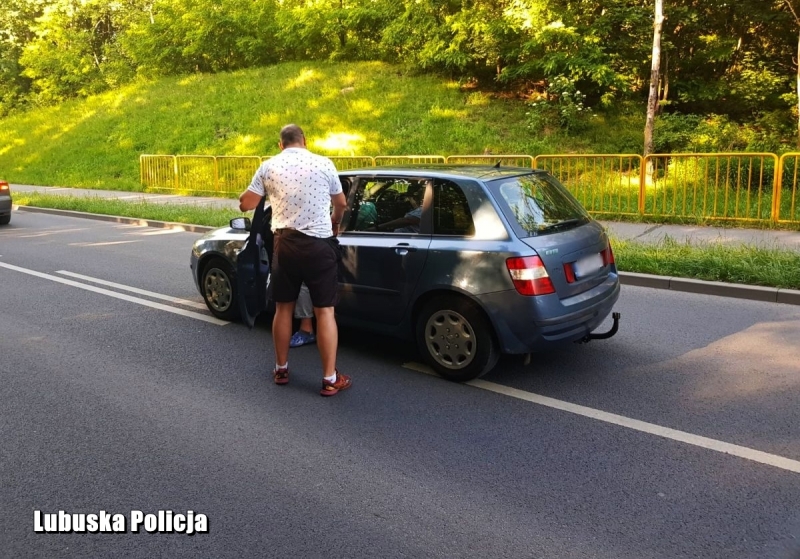 3/4 Policjant zatrzymał pijanego kierowcę