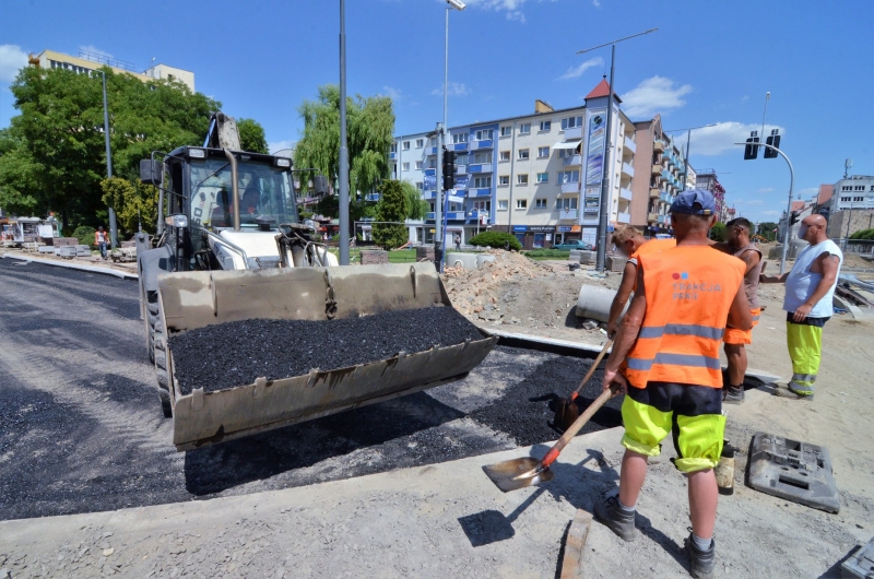 4/8 Asfalt na skrzyżowaniu Chrobrego-Sikorskiego