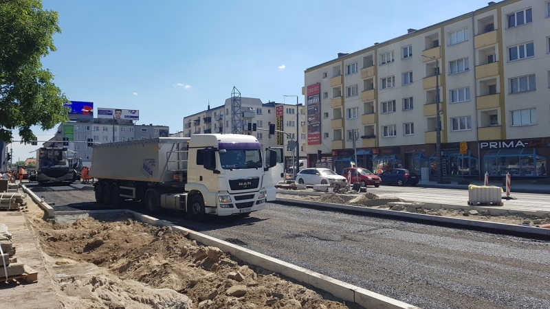 7/8 Asfalt na skrzyżowaniu Chrobrego-Sikorskiego