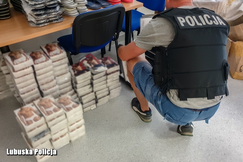 7/8 Policjanci zlikwidowali stoisko z podróbkami