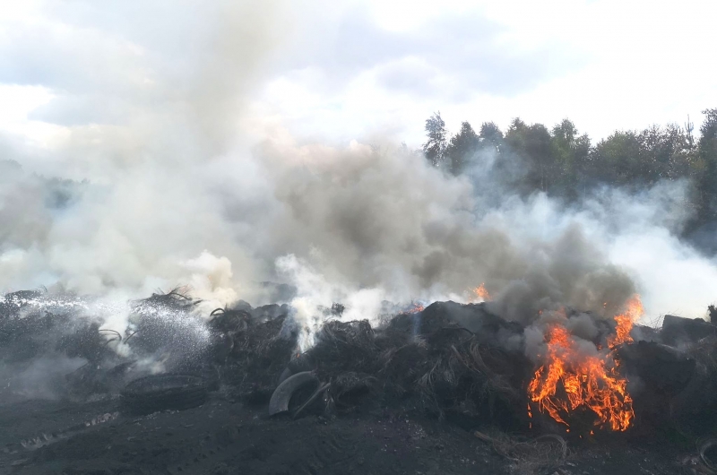 4/11 Dogaszanie pożaru składowiska opon