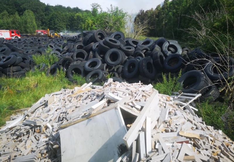 5/11 Dogaszanie pożaru składowiska opon