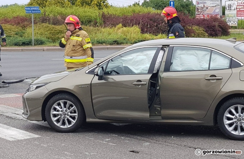 3/5 Zderzenie forda i toyoty na rondzie Sybiraków