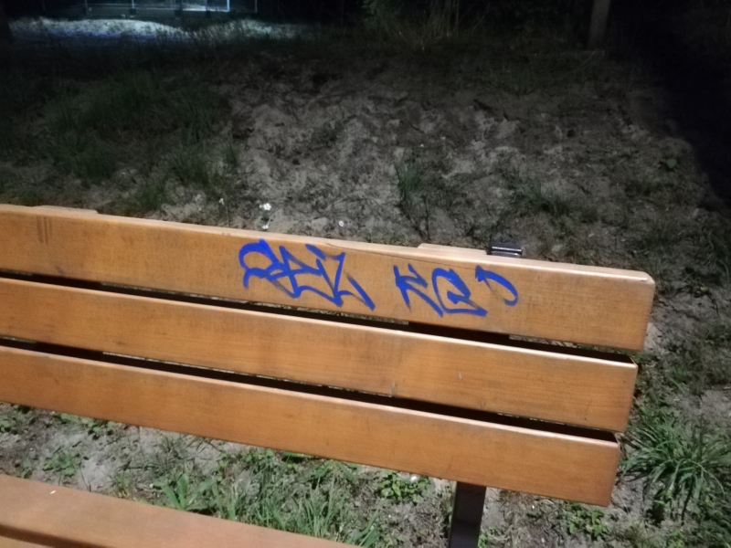 3/5 Gorzowianie pobazgrali ławki w Mrzeżynie