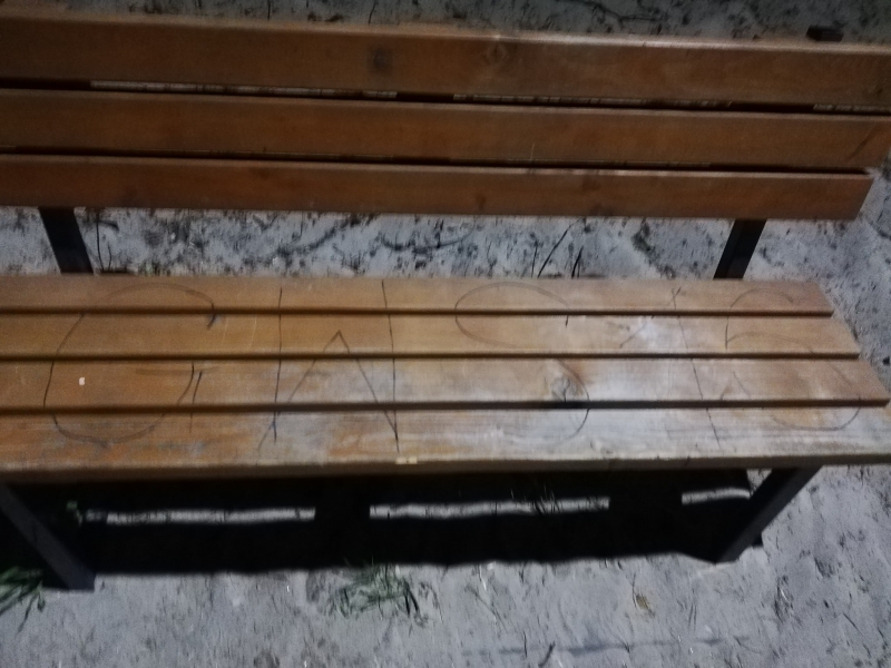 5/5 Gorzowianie pobazgrali ławki w Mrzeżynie