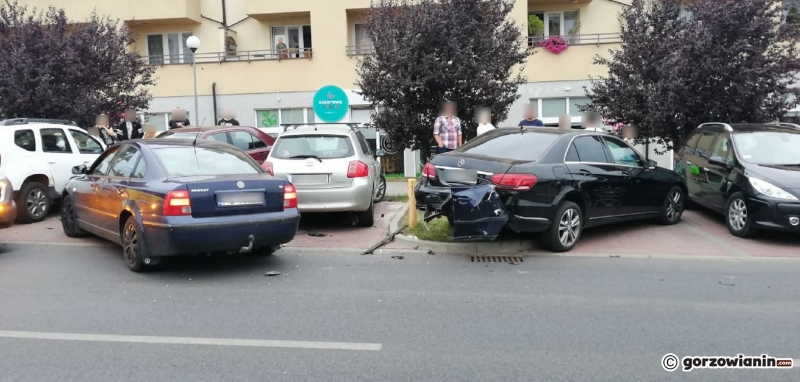 4/6 Rozbite auta na Dekerta