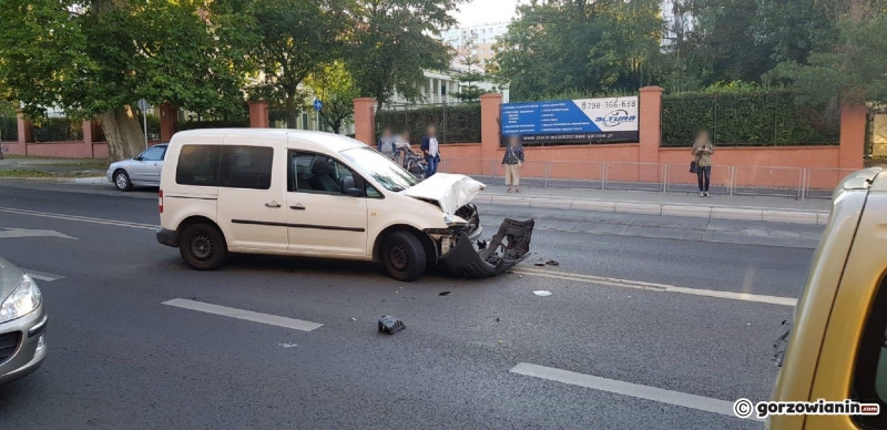 2/13 Wypadek z udziałem śmieciarki na Walczaka