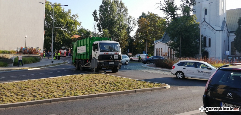 8/13 Wypadek z udziałem śmieciarki na Walczaka