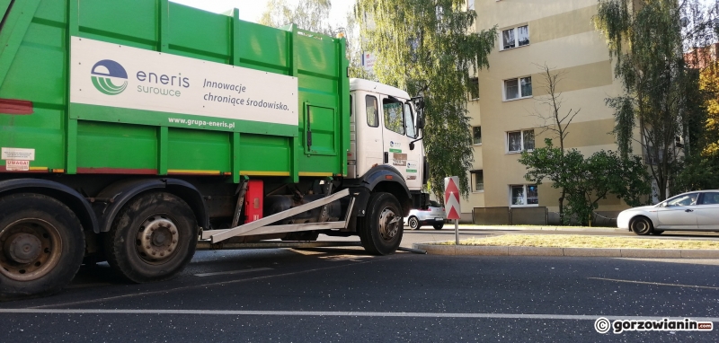 12/13 Wypadek z udziałem śmieciarki na Walczaka