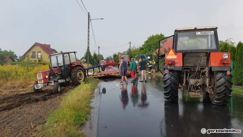 8/9 Zerwany dach z budynku gospodarczego