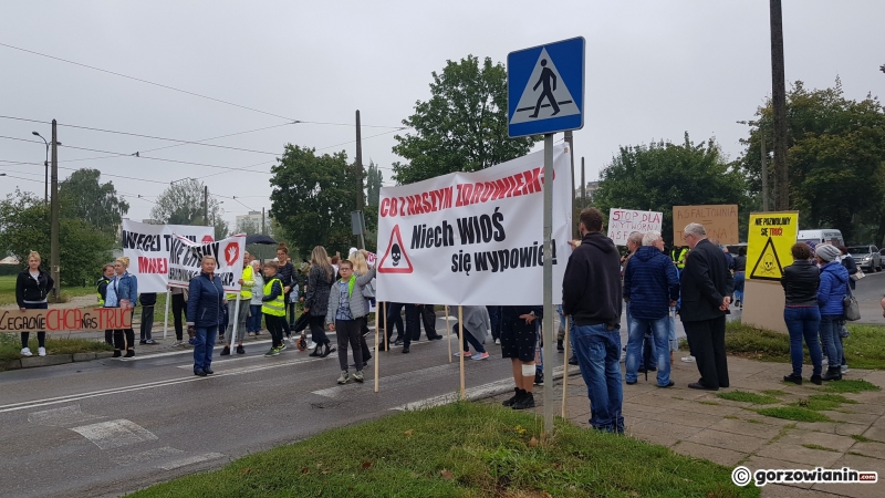 3/13 Protest przy ul. Walczaka przeciwko wytwórni asfaltu