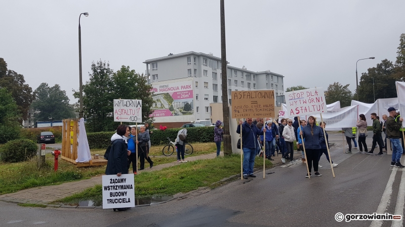 5/13 Protest przy ul. Walczaka przeciwko wytwórni asfaltu