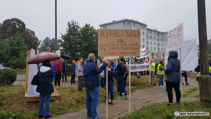 10/13 Protest przy ul. Walczaka przeciwko wytwórni asfaltu