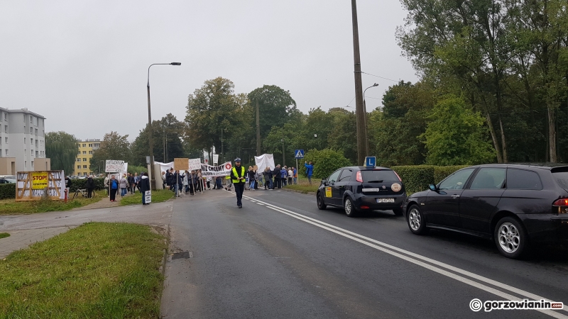 11/13 Protest przy ul. Walczaka przeciwko wytwórni asfaltu