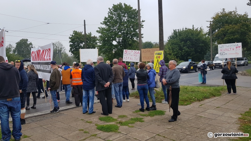 13/13 Protest przy ul. Walczaka przeciwko wytwórni asfaltu