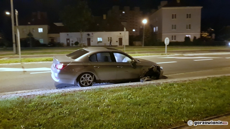 1/6 BMW uderzyło w znak i urwało koło na rondzie Ofiar Katynia