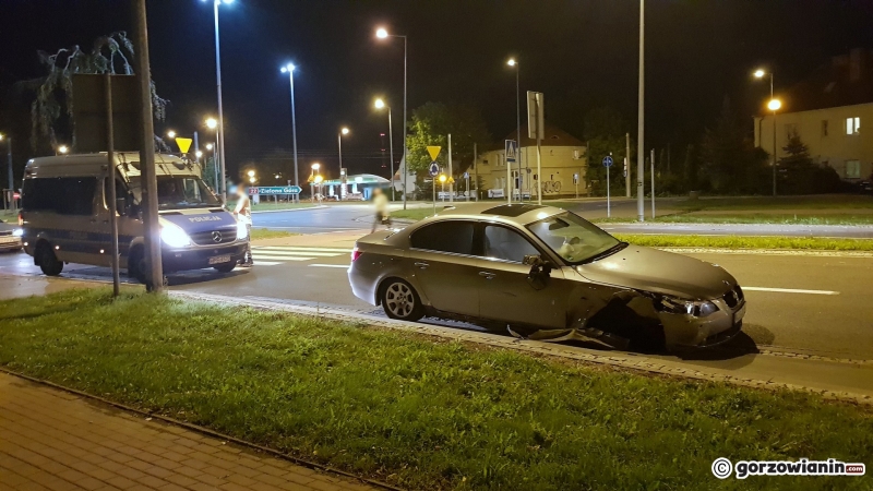 2/6 BMW uderzyło w znak i urwało koło na rondzie Ofiar Katynia