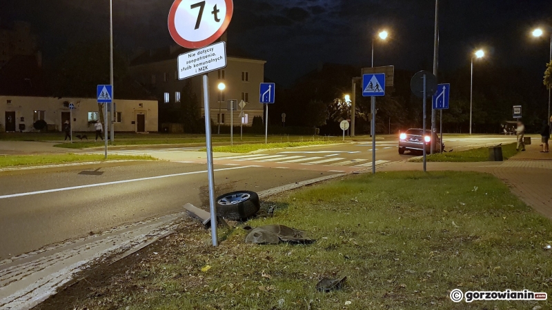 4/6 BMW uderzyło w znak i urwało koło na rondzie Ofiar Katynia