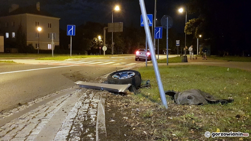 6/6 BMW uderzyło w znak i urwało koło na rondzie Ofiar Katynia
