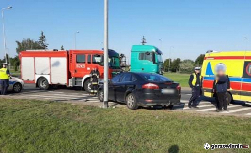 4/5 Zderzenie toyoty i forda na rondzie Kasprzaka